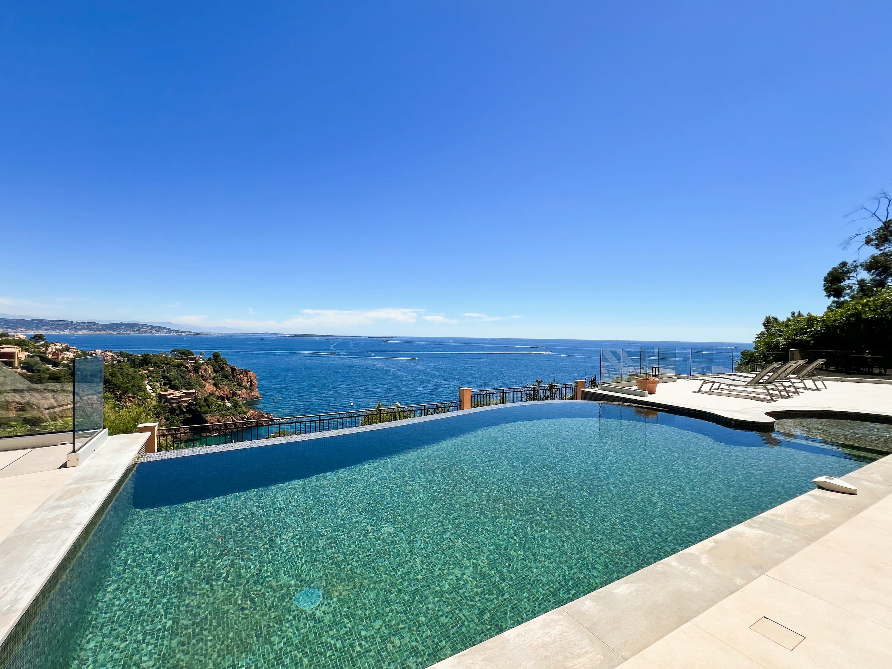 Riviera Mornings infinity pool overlooking the Mediterranean Sea, Théoule-sur-Mer, French Riviera, France